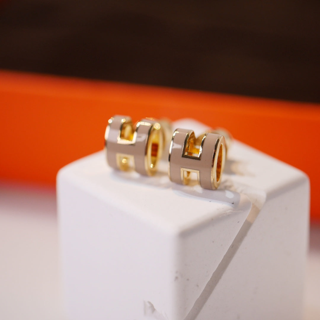 [AuraEcho]MINI POP H GOLD EARRINGS GREY