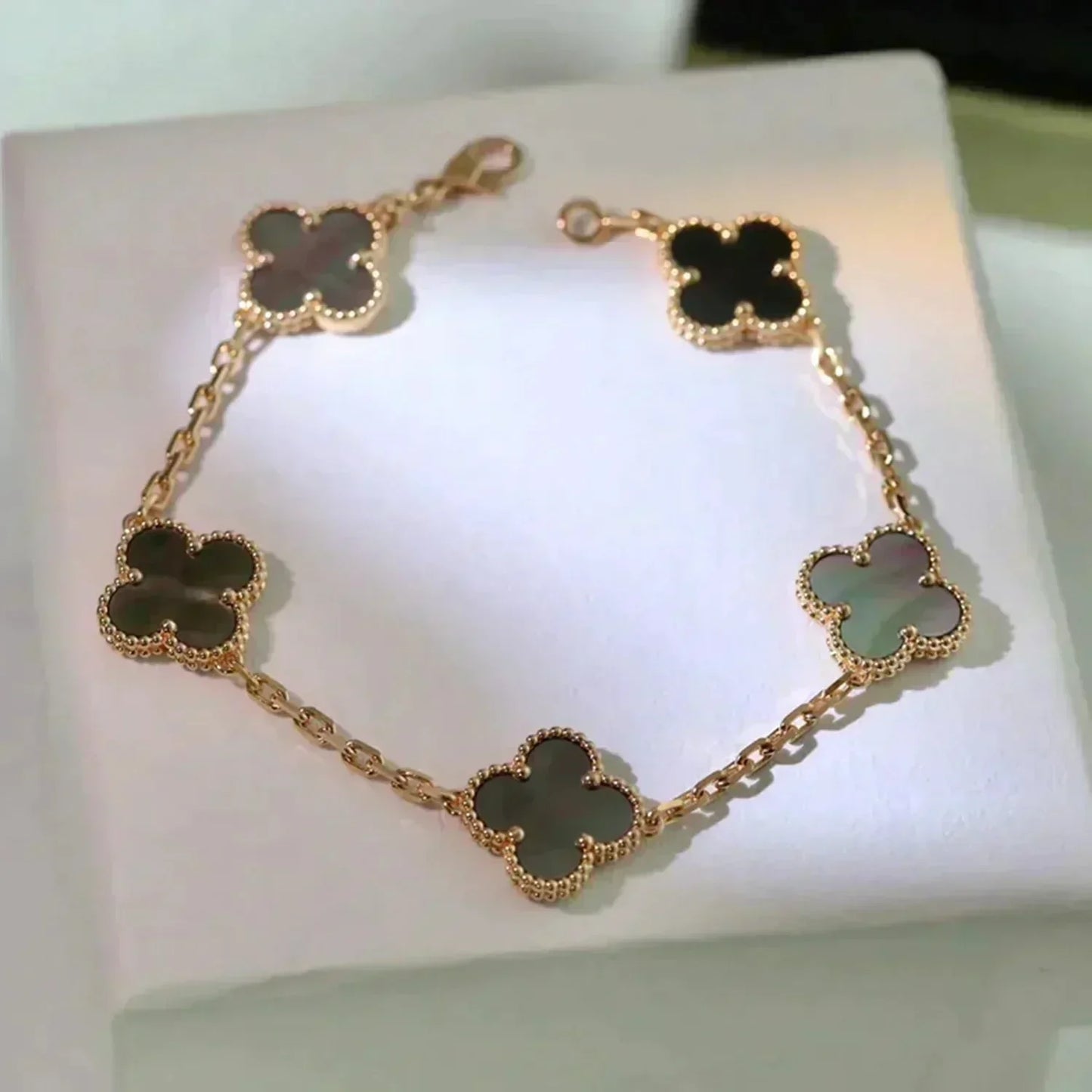 [AuraEcho]CLOVER 5 MOTIF GRAY MOP  BRACELET