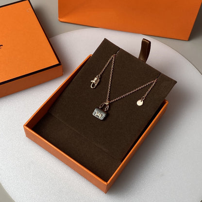 [AuraEcho]CONSTANCE BLACK PEDANT PINK GOLD NECKLACE