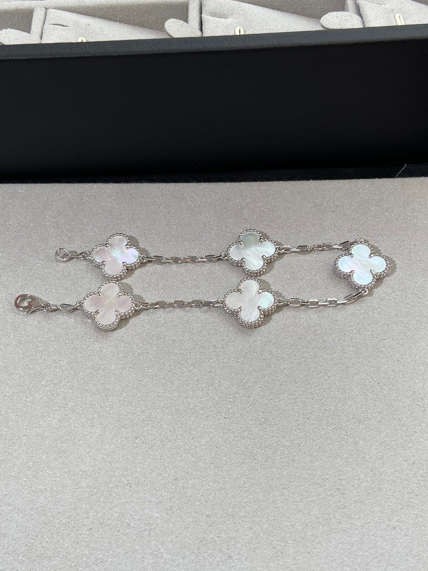[AuraEcho]CLOVER SILVER MOP 5 MOTIF BRACELET
