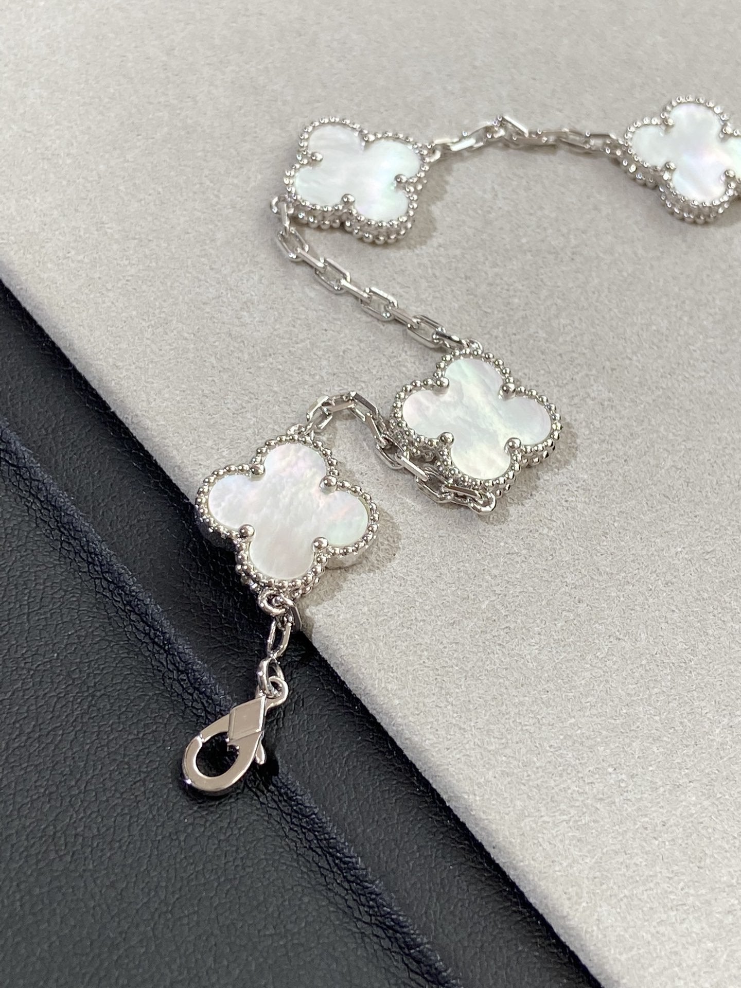 [AuraEcho]CLOVER SILVER MOP 5 MOTIF BRACELET