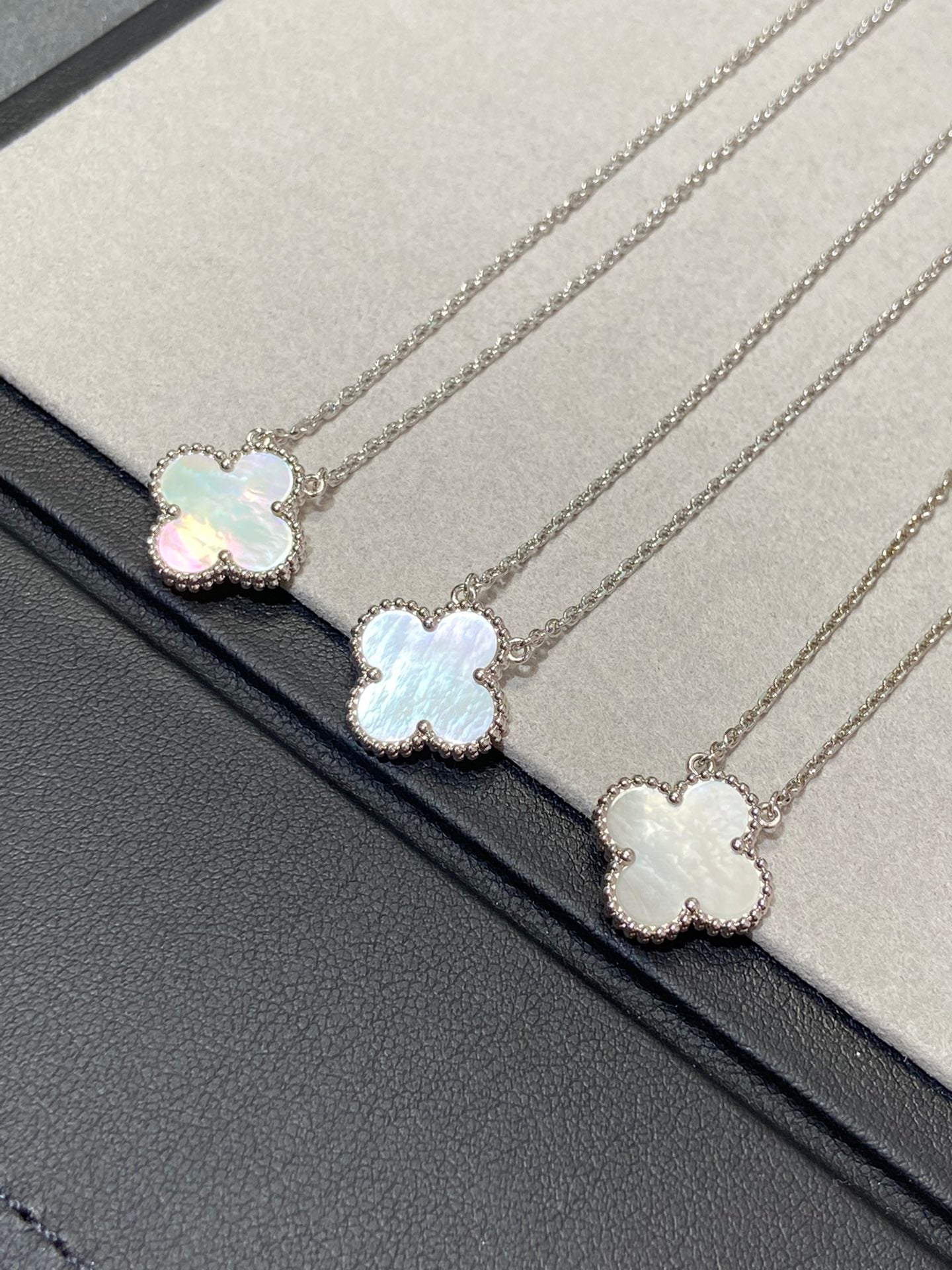 [AuraEcho]CLOVER MEDIUM SILVER WHITE MOP NECKLACE