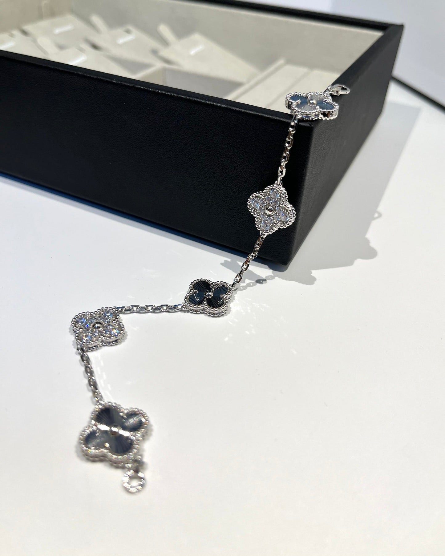 [AuraEcho]CLOVER 5 MOTIF SILVER DIAMOND BRACELET